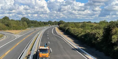 Neue Schutzplanken für die A 21
