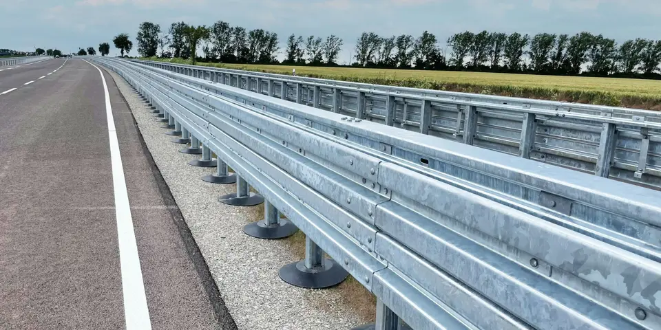 MegaRail sk secures central reservation despite narrow channel location