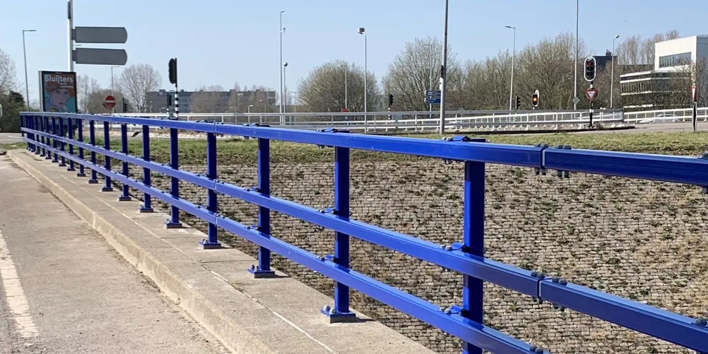 blauwe leuning op de rand van een viaduct